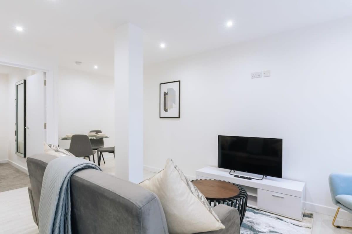 Modern 1 Bedroom Apartment In Central Ипсуич Екстериор снимка